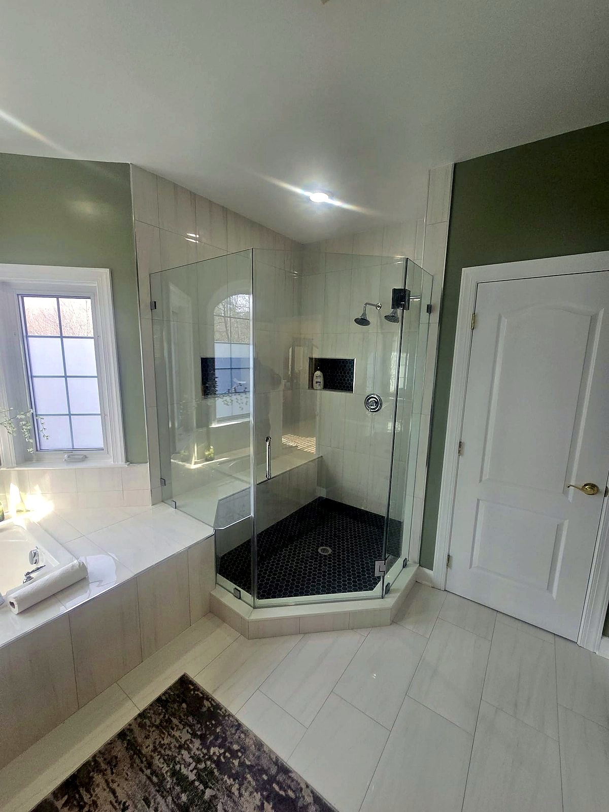 Neo-angle glass walk-in shower
